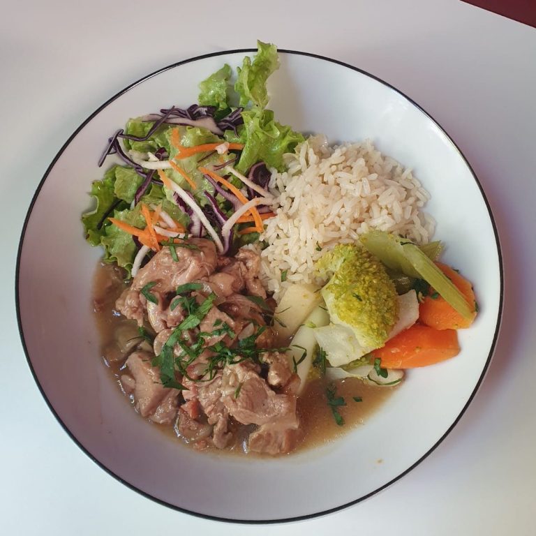 Plat du jour Plat de viande mijotée avec légumes variés: carottes, pommes de terre et céleri.