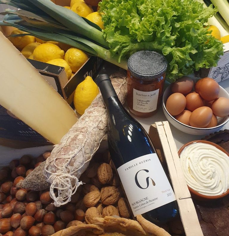 Plat du jour Plat de viande mijotée avec légumes variés: carottes, pommes de terre et céleri.