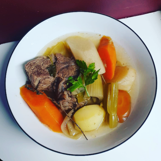 Plat du jour Plat de viande mijotée avec légumes variés: carottes, pommes de terre et céleri.